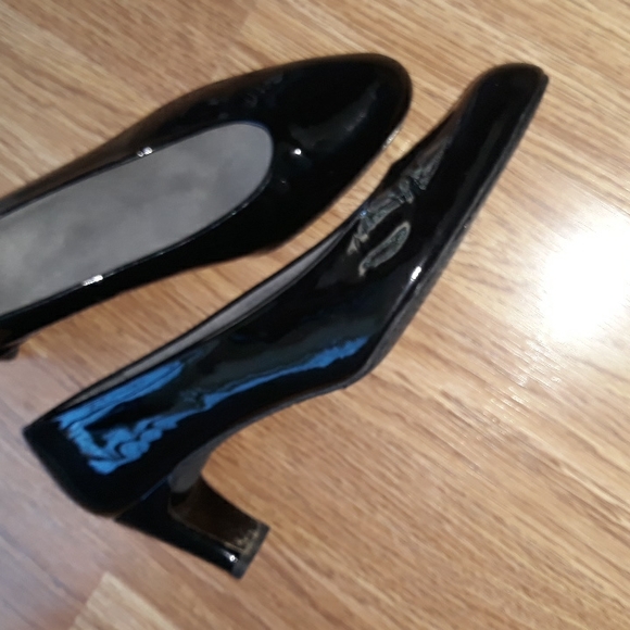 Stuart Weitzman black patent leather heels. Size 7 - Picture 8 of 10